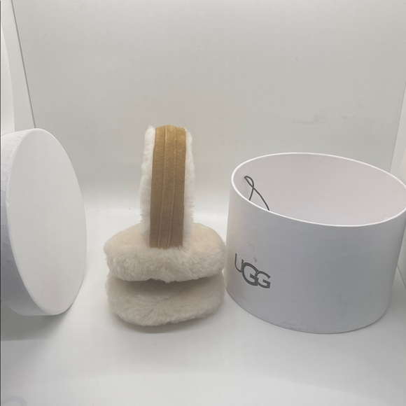 UGG Classic Shearling Earmuffs $85.00 - Picture 1 of 10